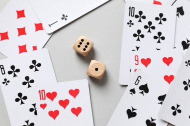 Renk arkaplanı, üst görünüm üzerinde kart oynanıyor. Kumar konsepti