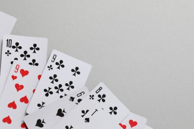 Renk arkaplanı, üst görünüm üzerinde kart oynanıyor. Kumar konsepti