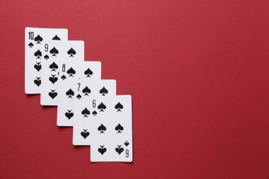 Renk arkaplanı, üst görünüm üzerinde kart oynanıyor. Kumar konsepti