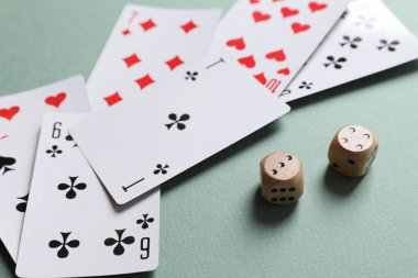 Renk arkaplanı, üst görünüm üzerinde kart oynanıyor. Kumar konsepti