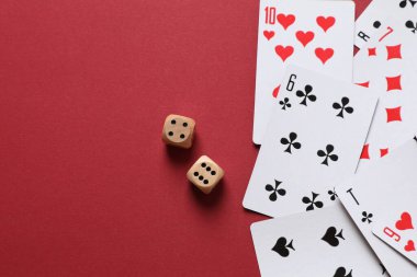 Renk arkaplanı, üst görünüm üzerinde kart oynanıyor. Kumar konsepti