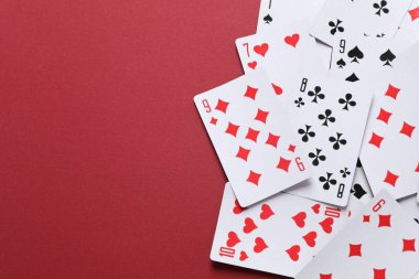 Renk arkaplanı, üst görünüm üzerinde kart oynanıyor. Kumar konsepti