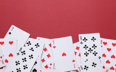 Renk arkaplanı, üst görünüm üzerinde kart oynanıyor. Kumar konsepti