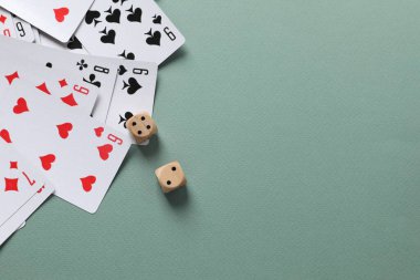 Renk arkaplanı, üst görünüm üzerinde kart oynanıyor. Kumar konsepti