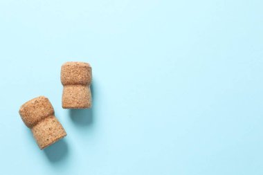 Renkli bir arka planda şampanya mantarları.