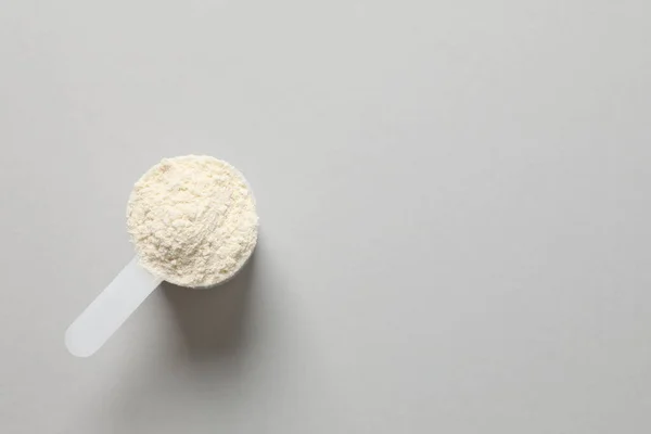 Renkli arka planda protein içeren kaşık