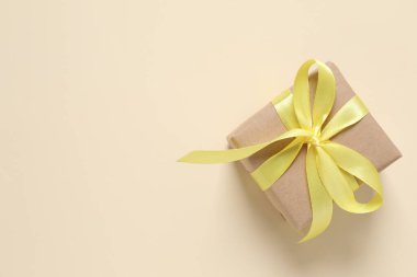 Renkli arka planda güzel bir hediye.