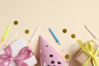 Doğum günü partisi dairesi renkli parti şapkaları, mumları ve konfetiyle yatıyordu.