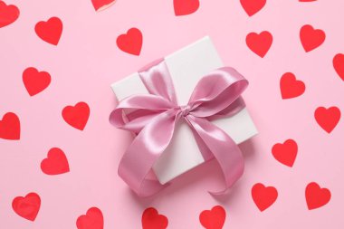 Renkli arka planda güzel bir hediye.