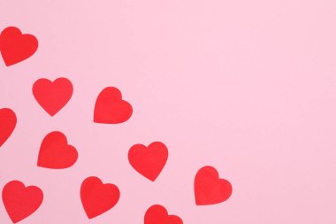 Renkli arka planda güzel bir hediye.