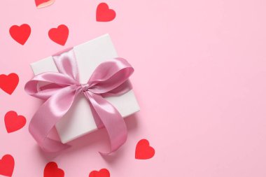 Renkli arka planda güzel bir hediye.