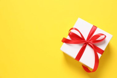 Renkli arka planda güzel bir hediye.