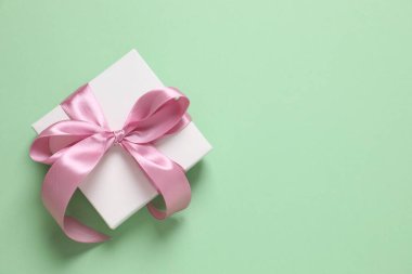 Renkli arka planda güzel bir hediye.