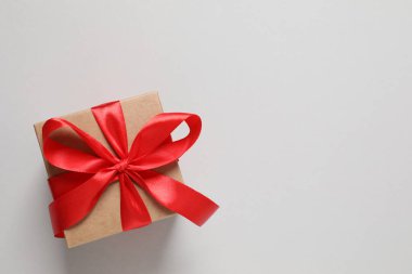 Renkli arka planda güzel bir hediye.