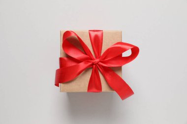 Renkli arka planda güzel bir hediye.