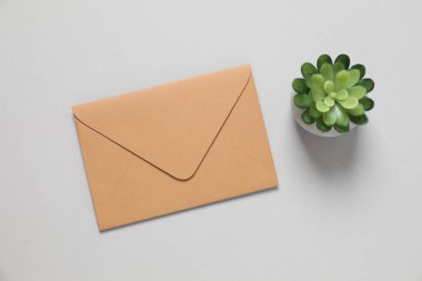 Renkli arkaplan üzerindeki el işi zarfı