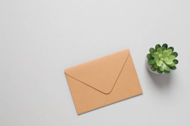 Renkli arkaplan üzerindeki el işi zarfı