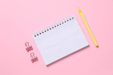 Renkli bir arkaplanda dizüstü bilgisayar, metin için boşluk