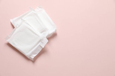 Renkli arka planda hijyenik pedler