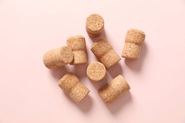 Renkli bir arka planda şampanya mantarları.