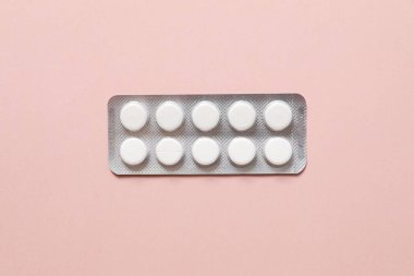 Renkli arka planda ilaç hapları