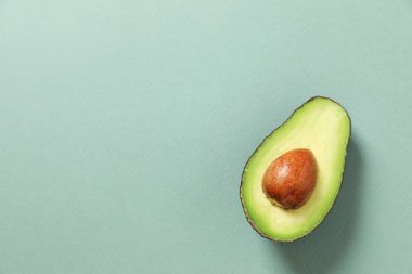 Renkli arkaplanda yeşil avokado