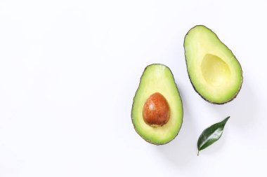 Renkli arkaplanda yeşil avokado