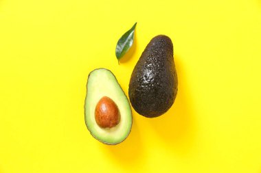Renkli arkaplanda yeşil avokado