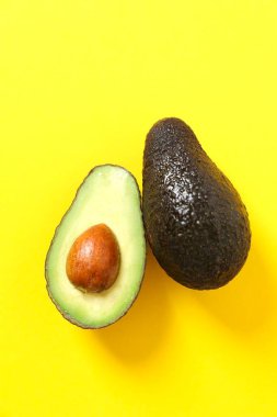 Renkli arkaplanda yeşil avokado