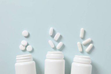 Renkli arka planda haplı şişeler. 