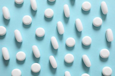 Renkli arka planda haplar 