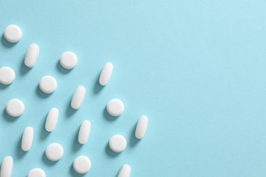 Renkli arka planda haplar 