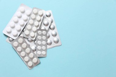 Renkli bir arka planda kabarcıklar içinde haplar