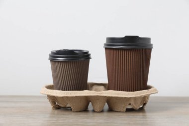 Kağıt bardak kahve masada