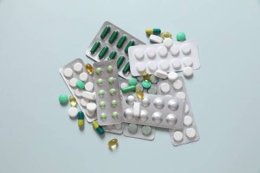 Renkli arka planda haplar 