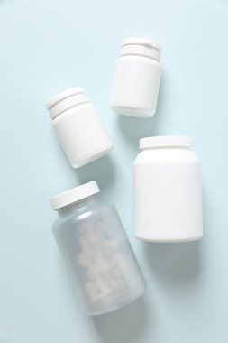 Renkli arka planda haplı şişeler. 