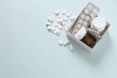 Farklı haplar, haplar, kapsül yığını karışım terapisi, ilaçlar, antibiyotik, mavi arka planda eczane ilaçları.