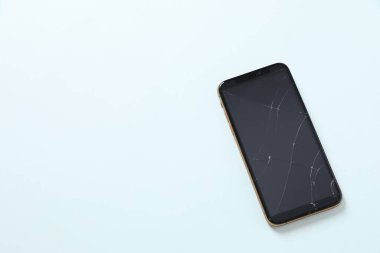 Renkli arkaplanda bozuk görüntüsü olan mobil akıllı telefon