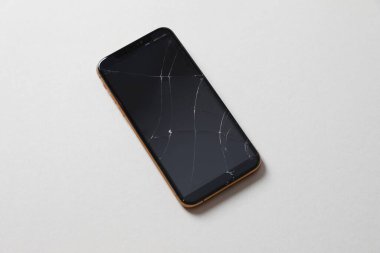 Renkli arkaplanda bozuk görüntüsü olan mobil akıllı telefon