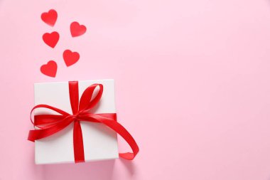 Renkli arka planda güzel bir hediye.