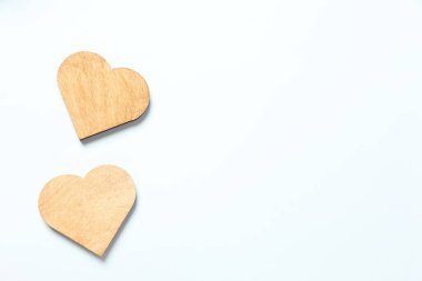 Ahşap kalpler renk arkaplan, üst görünüm