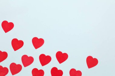 Kırmızı kalpler arka planda, üst görünümde