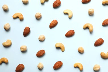 Renkli arkaplanda karışık fındık