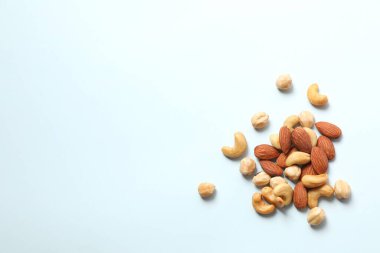 Renkli arkaplanda karışık fındık