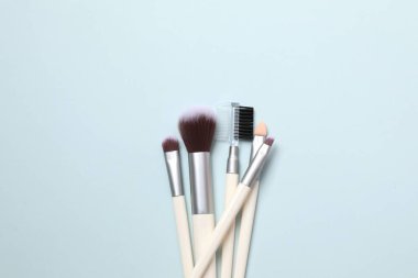 Renkli arka planda kozmetik fırçalar. Makyaj fırçaları.