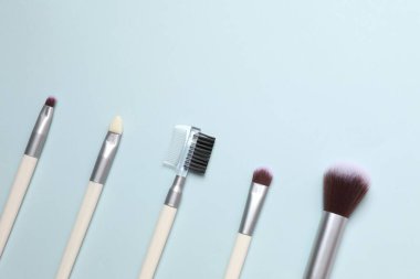 Renkli arka planda kozmetik fırçalar. Makyaj fırçaları.