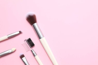 Renkli arka planda kozmetik fırçalar. Makyaj fırçaları.