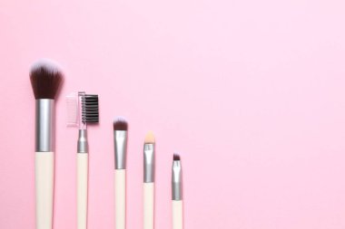 Renkli arka planda kozmetik fırçalar. Makyaj fırçaları.