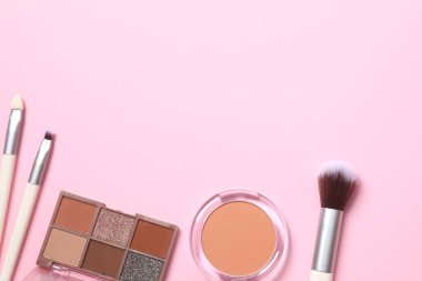 Renkli bir arkaplanda dekoratif kozmetik seti