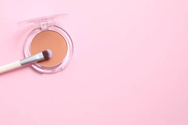 Renkli bir arka planda fırça ile makyaj tozu